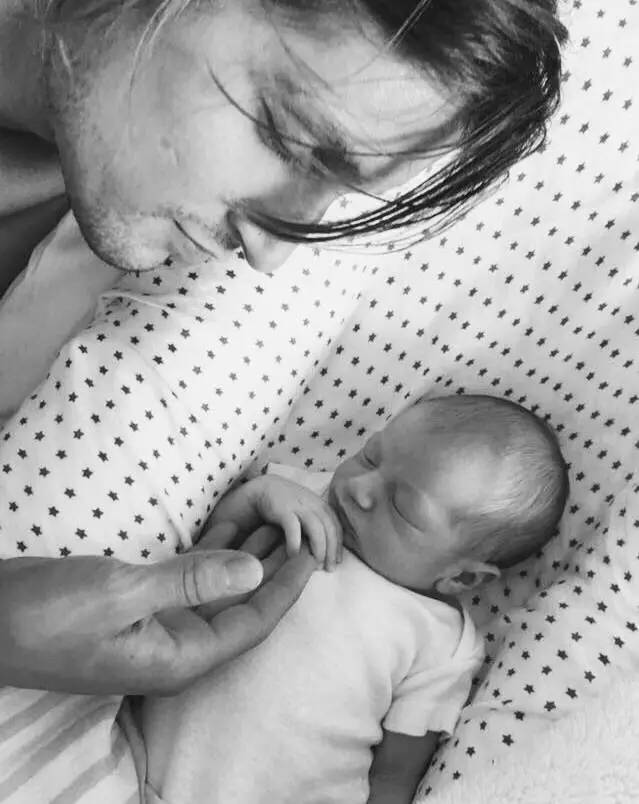 上帝の光|穿衣服对她是种浪费,生的孩子叫腰精的后裔