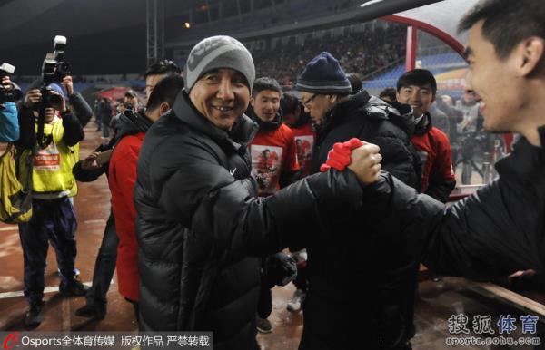 辽足欢庆保级肇俊哲光荣退役被队友抛起