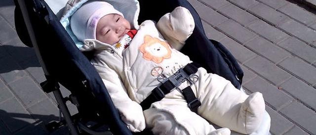 如何选择宝宝的手推车,怎么挑选婴儿手推车视频