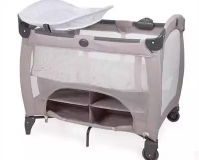 给6个月以上的宝宝挑选婴儿床,如何给宝宝选择安全的婴儿床