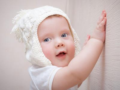 婴儿脸上红红的一片很粗糙还脱皮,婴儿脸上脱皮是怎么回事