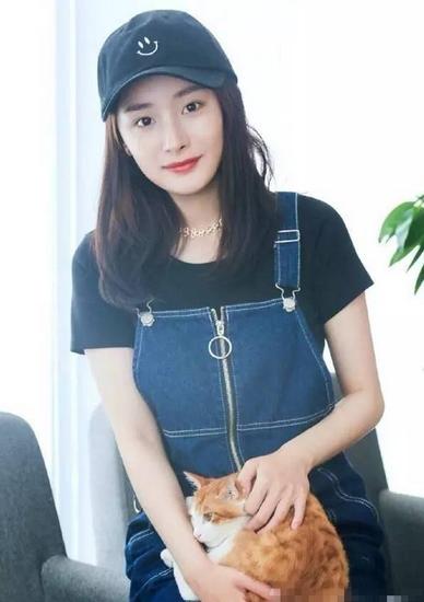 杨幂假睫毛眼线,杨幂离开美颜后的样子