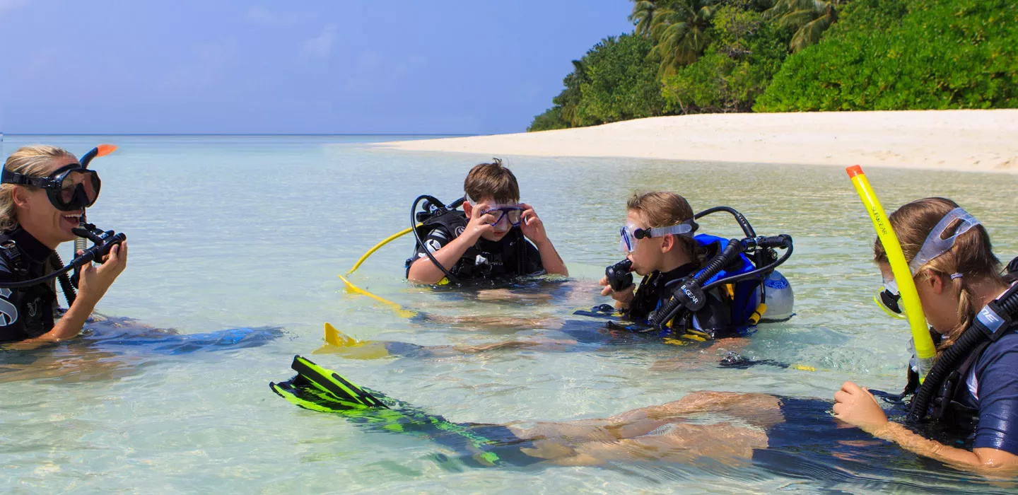 水肺潜水戴浮潜管,浮潜水肺潜水自由潜区别