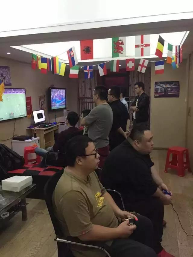 說到實況足球聯賽升班馬電競笑著說:“在座的都是垃圾!”