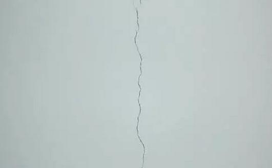 新房装修好墙面漏水,新房漏水墙面要不要处理