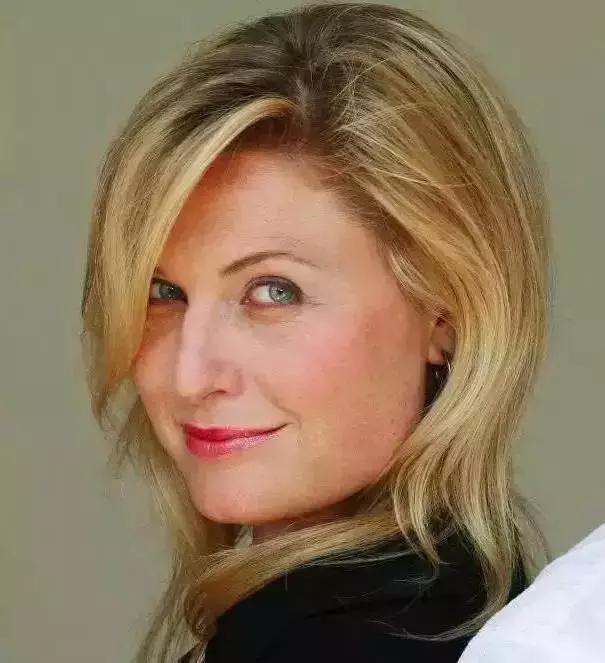 厉害！68岁登杂志拍裸照，打5份工，养育了亿万富翁儿子