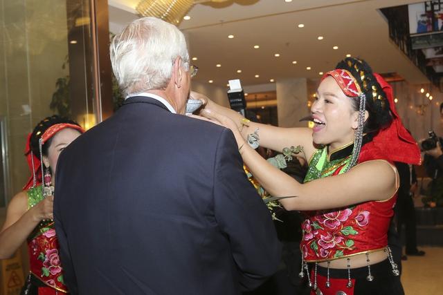 原创｜里皮刚抵达云南，一个美女强让他干这事