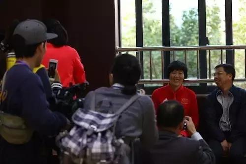 郎平在上海的这个细节,或许暴露了她至今未能续约的根本原因