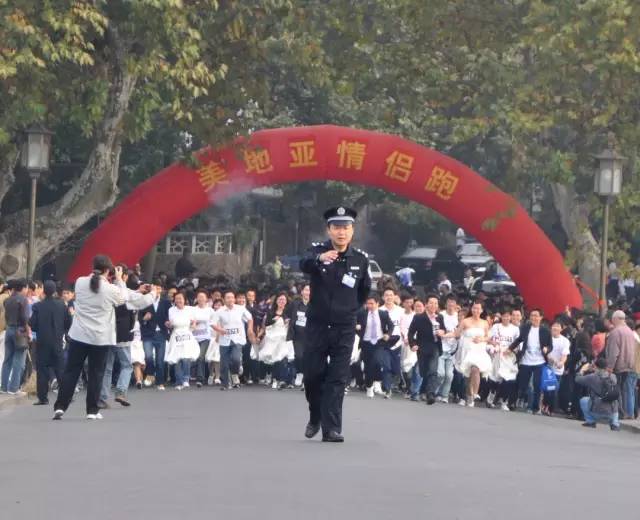 小微拼尽洪荒之力,全程记录杭马!杭州人30年前这样开跑