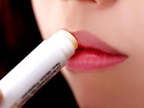 冬天嘴皮干裂怎么办,南方人冬天到北方嘴唇干裂怎么办