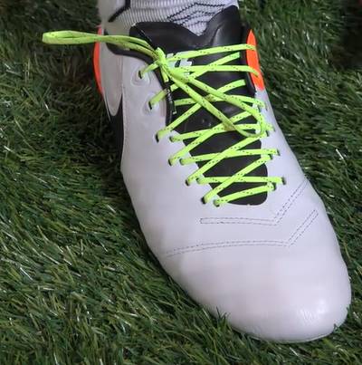 足球鞋带应该松点还是紧点,足球鞋带不会松的方法慢动作