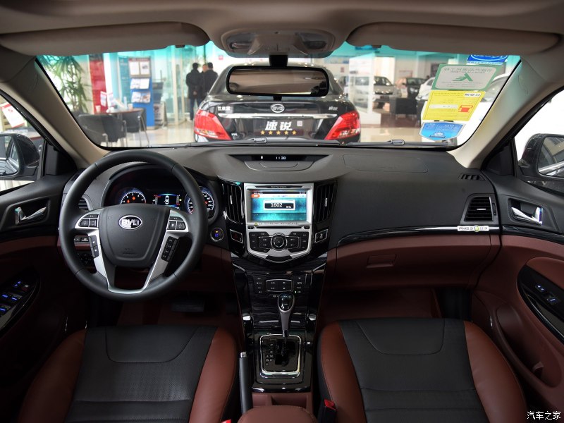 新手头一天上路怕熄火怕迷路？8万家轿自动导航全都有