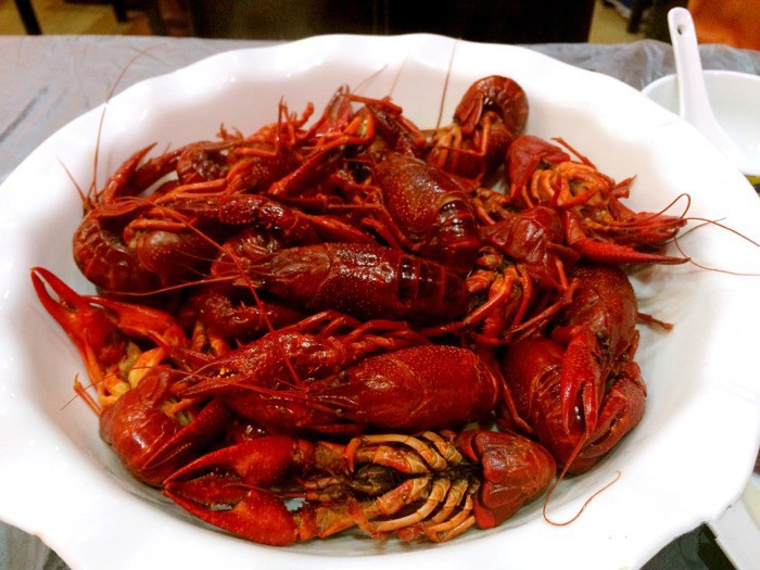 OMG！“鸡爪女”又在地铁12号线上吃起了麻辣烫！