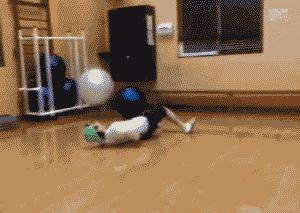 搞笑瑜伽球翻滚,瑜伽球搞笑