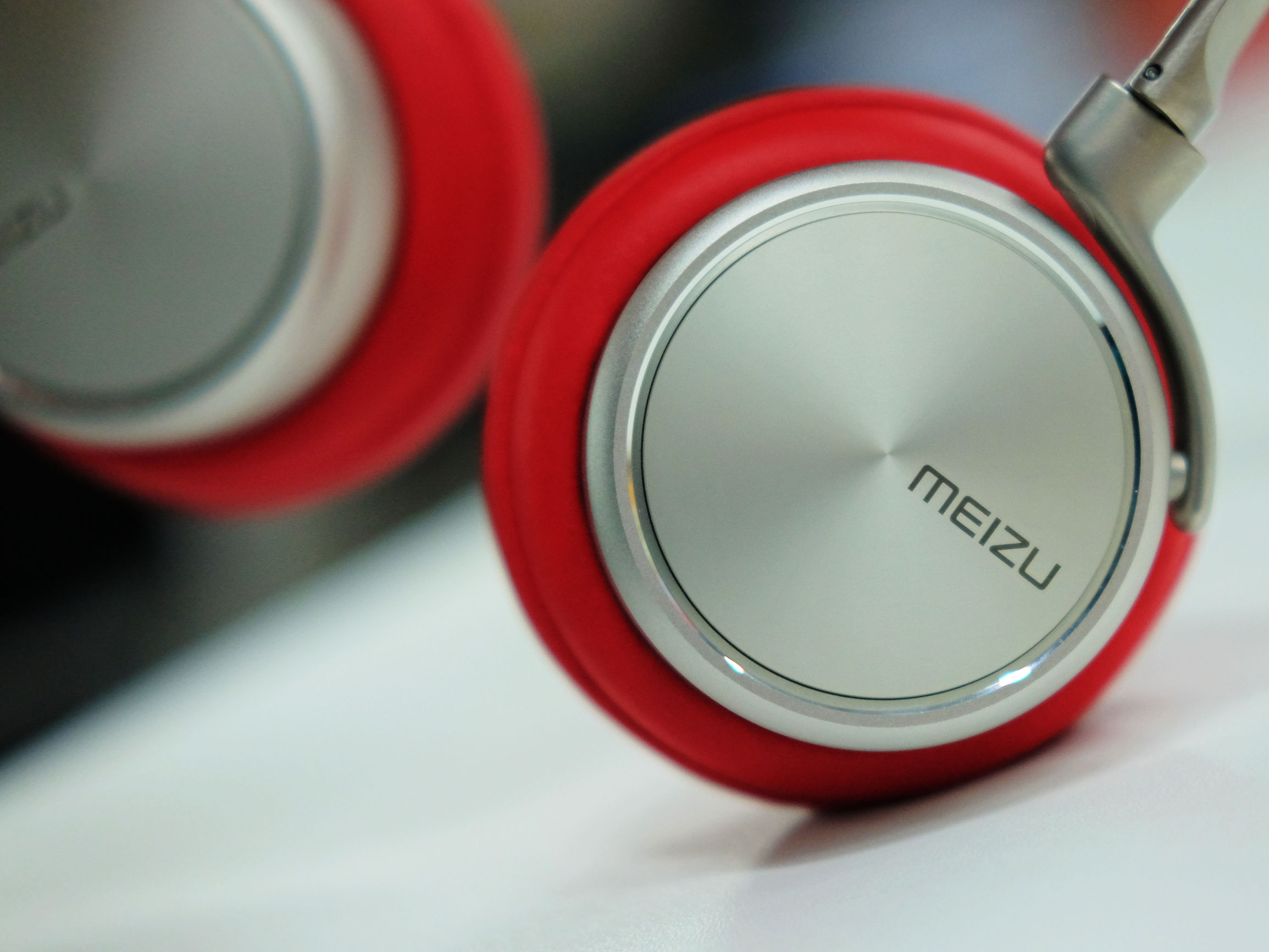 一款戴出门很拉风的头戴耳机！魅族HD50红色版上手体验！
