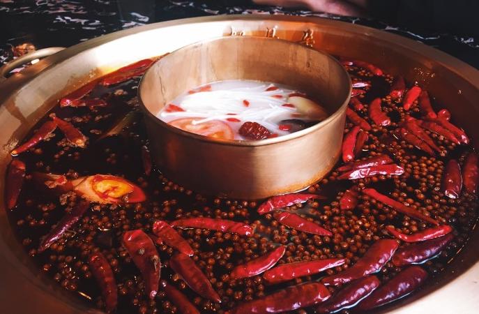 OMG！“鸡爪女”又在地铁12号线上吃起了麻辣烫！