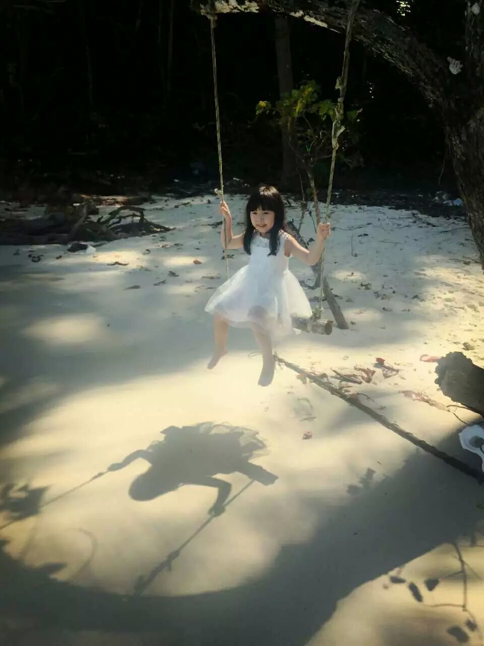 老胡送三爷礼物,老胡贴对联