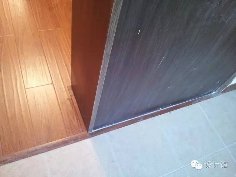 一边铺瓷砖一边铺地膜,一边贴砖一边填缝吗