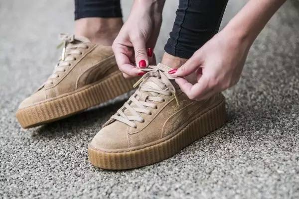 还在穿小白鞋吗,还在穿冬天的鞋子