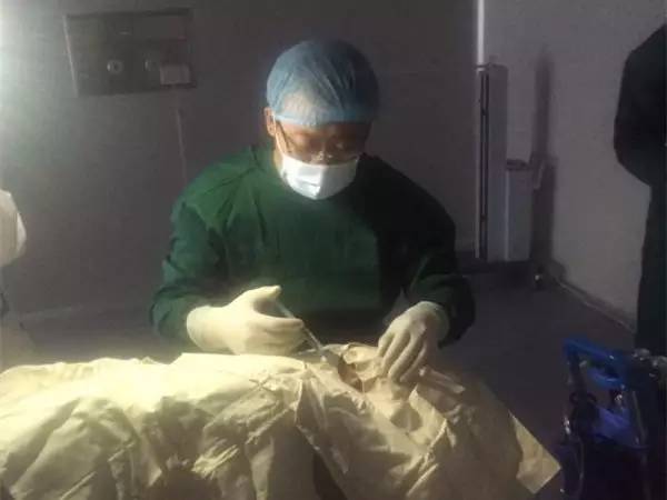 手电筒手术,医生使用无影灯做手术的图片