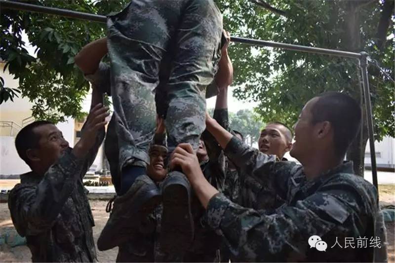 火热军营参军报国,00后新兵成长为军营男子汉