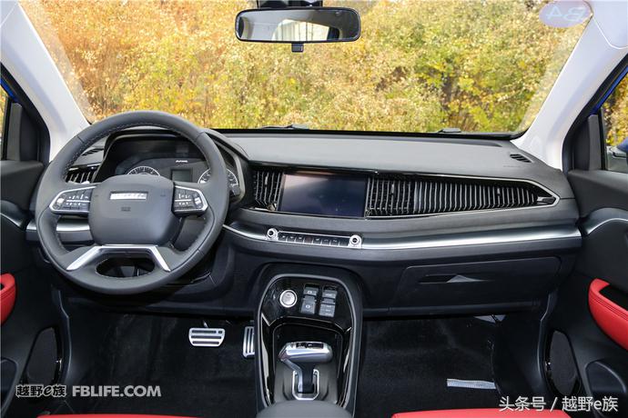 城市中的帅小伙试驾哈弗H2s红标版