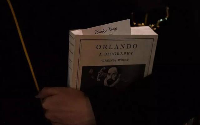 burberry经典款风衣搭配围巾,burberry风衣值得买吗