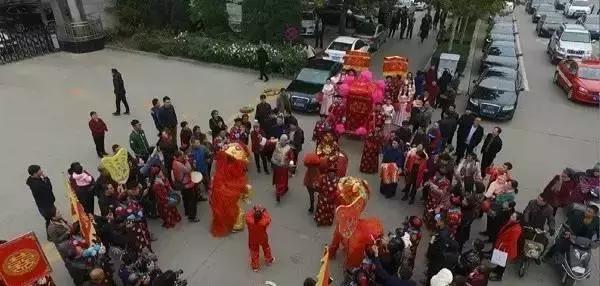 山西临汾街头上的婚礼，舞狮、花轿、大红马跳得真好！