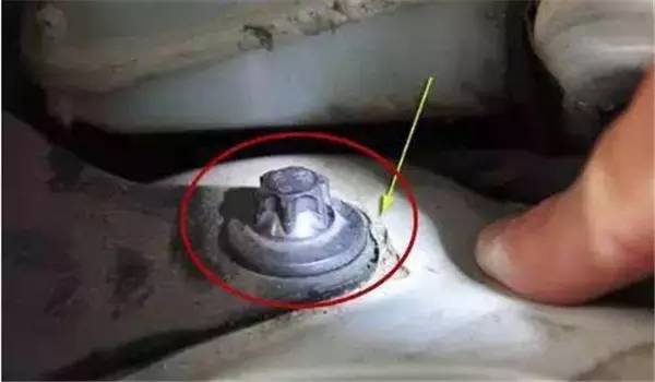 百万买辆奔驰才两月总咚咚咚响,男子近50万买奔驰却不断异响