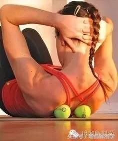 颈椎压迫神经肩背部疼痛,颈肩背部僵硬疼痛是什么原因