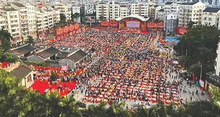 一群人吃一盘菜的视频,百人吃酒席场面