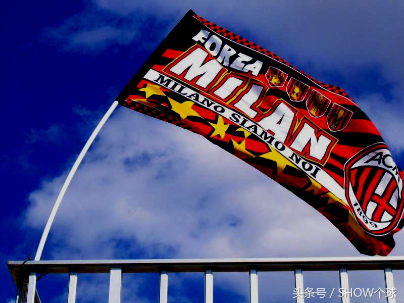 这个让人厌恶的政客，为何赢得了圣西罗巨型横幅的致敬？