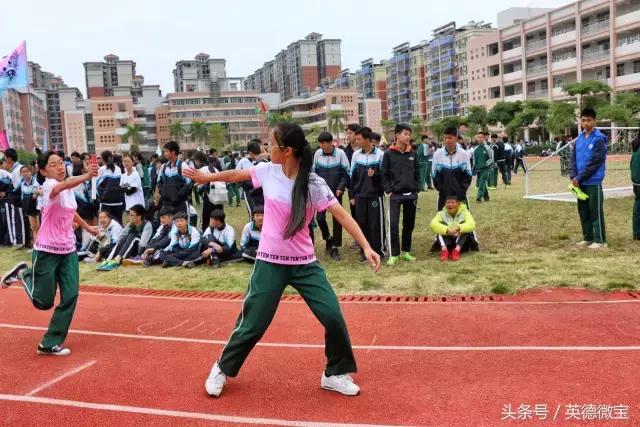 英德这个老师居然站在垃圾车上面？还引得学生连连尖叫！