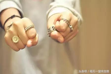 戒指戴在哪个手指上是有什么讲究,戒指戴在哪个手指头都有什么讲究