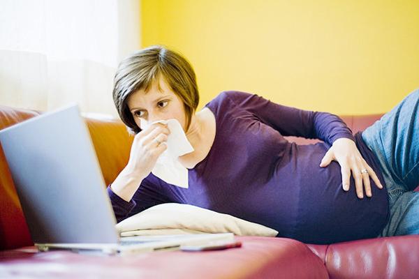 孕妈冷感冒了怎么办,妈妈感冒婴儿怎样预防感冒