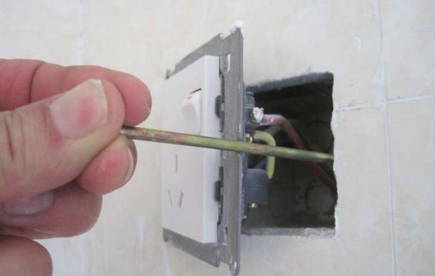 老插座坏了螺丝钻不进去怎么修复,插座暗盒螺丝孔坏了怎么办