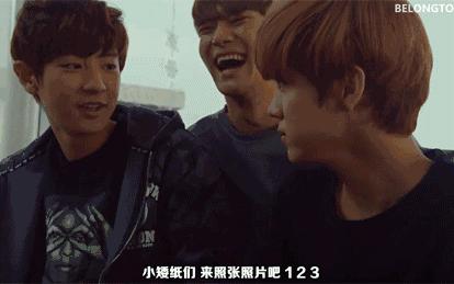 这个男人太神奇！会唱会跳有腹肌，还会边织毛衣边撒娇···