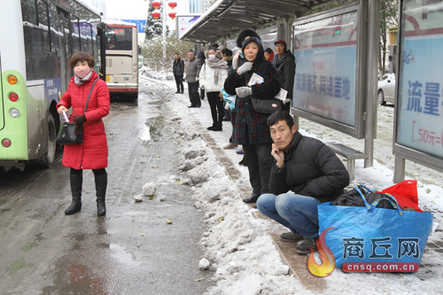交警浴血奋战守护平安出行,浴血奋战只为您的出行安全
