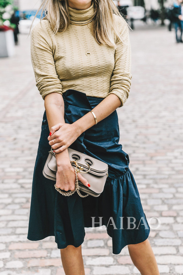 你眼中的基本款毛衣,谁实话还是挺重要的!街拍打卡,原来人人都爱穿这样的毛衣……