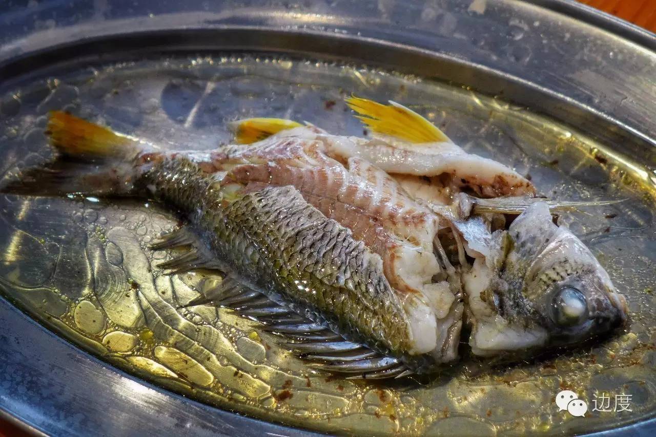 这家店烧烤火锅超火爆,这家店烧烤超好吃又便宜