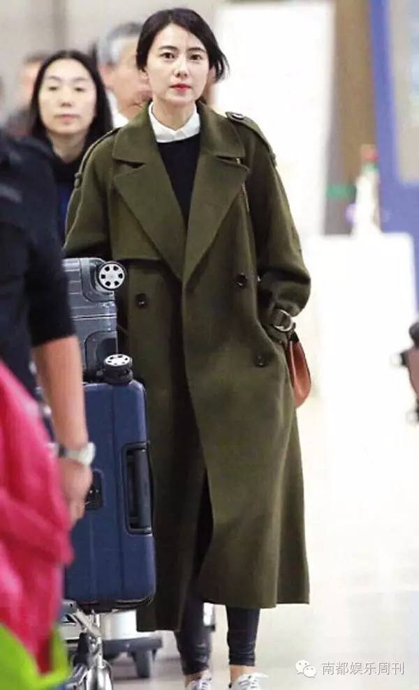 杨紫赵丽颖机场撞衫,杨紫周冬雨影后对比