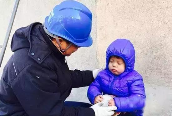 蓝衣服小男孩原视频,蓝色衣服小男孩很火的视频