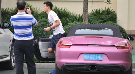 一双双臭脚丫子，*辱侮**了豪车