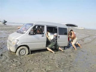 车子陷进泥巴里的神器,车子陷进泥里出不来