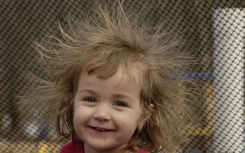 小朋友被静电电到,夏天一碰孩子就静电怎么办