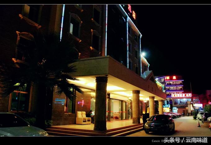 夜色下的罗茨温泉，看着养眼，泡着安逸