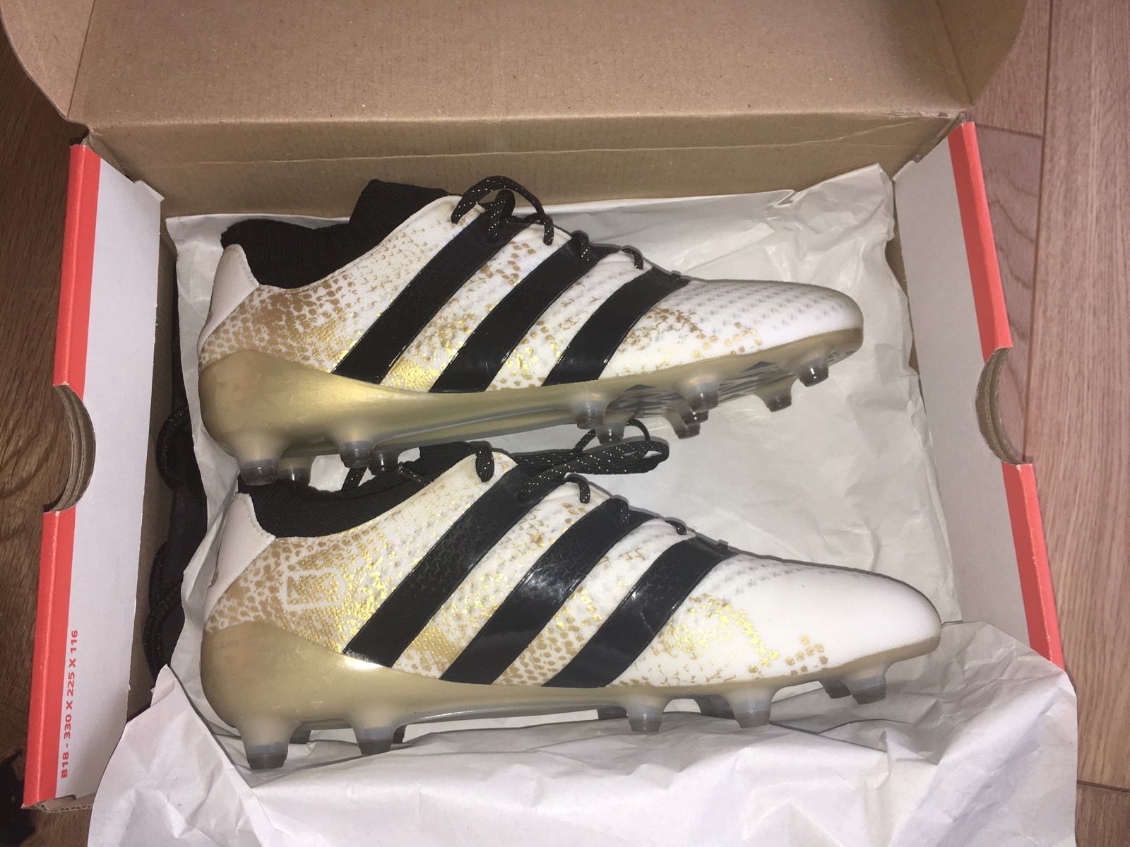 阿迪达斯足球球鞋测评,足球鞋选择nike还是阿迪达斯