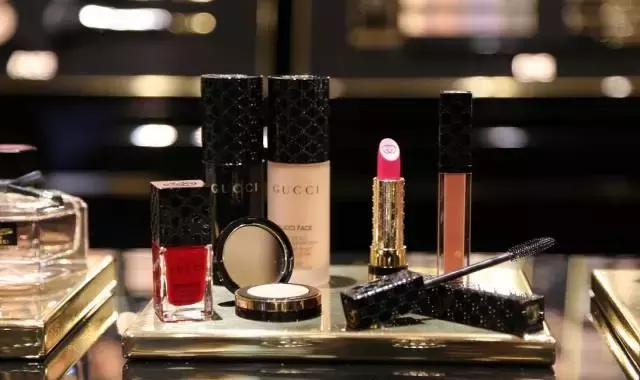 当奢侈品牌一个个进军彩妆界抢钱的主是越来越多了！