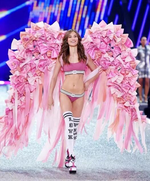 没看现场不要紧！用海量美图告诉你今年维密秀长腿美胸都这样玩