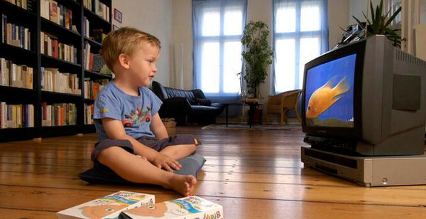 不应该让孩子过早接触电视,最适合儿童使用的电视机